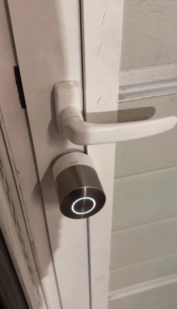 Cerradura inteligente instalada