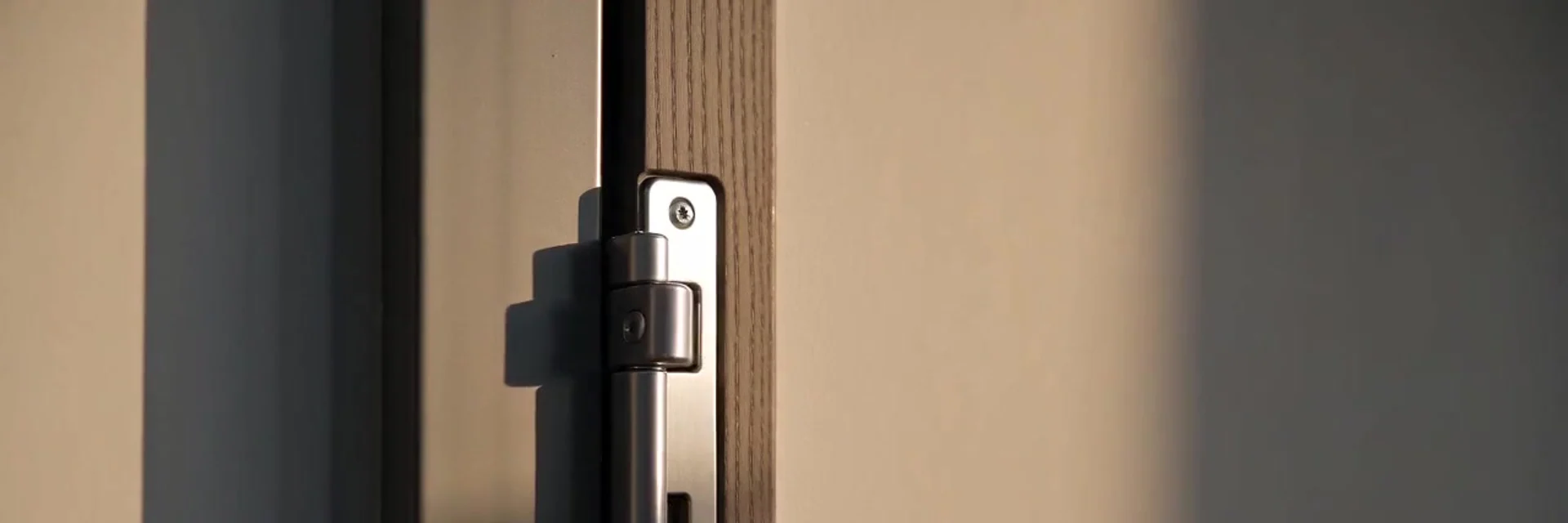 Locksmith checking a door lock, representative scene: Impressioning: how to prevent it