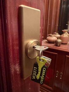Cambio de cerradura en puerta de vivienda en Lleida con llavero Cerrajero Lleida. 