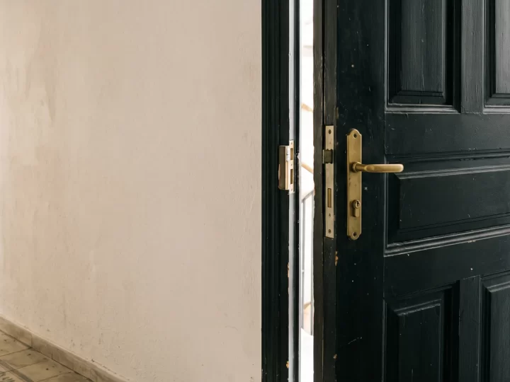 La puerta de entrada no cierra bien: qué revisar primero